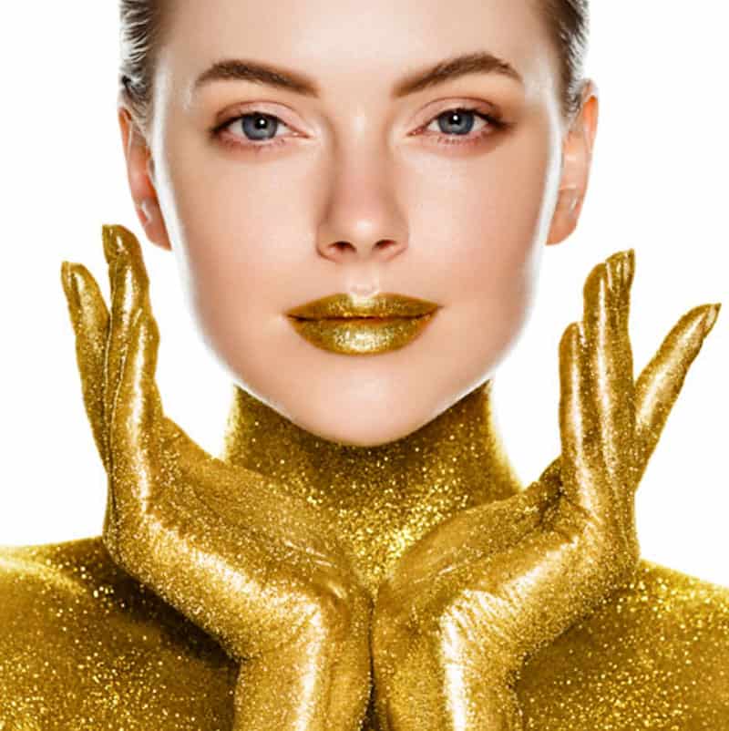 Potrait von einer Frau mit Gold Glitzer Lippen Hände und Oberkörper